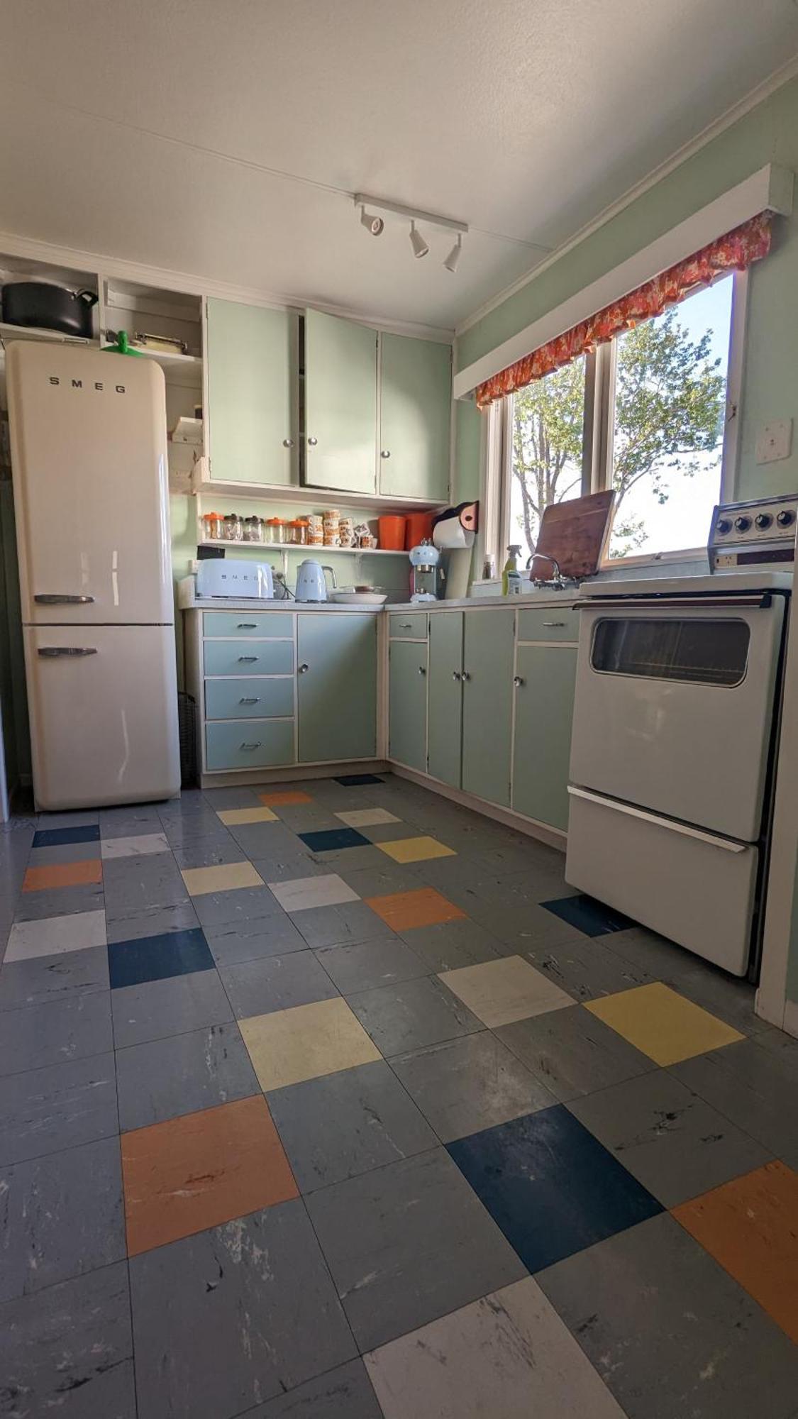 Retro 4 Bedroom Bach * Kuaotunu