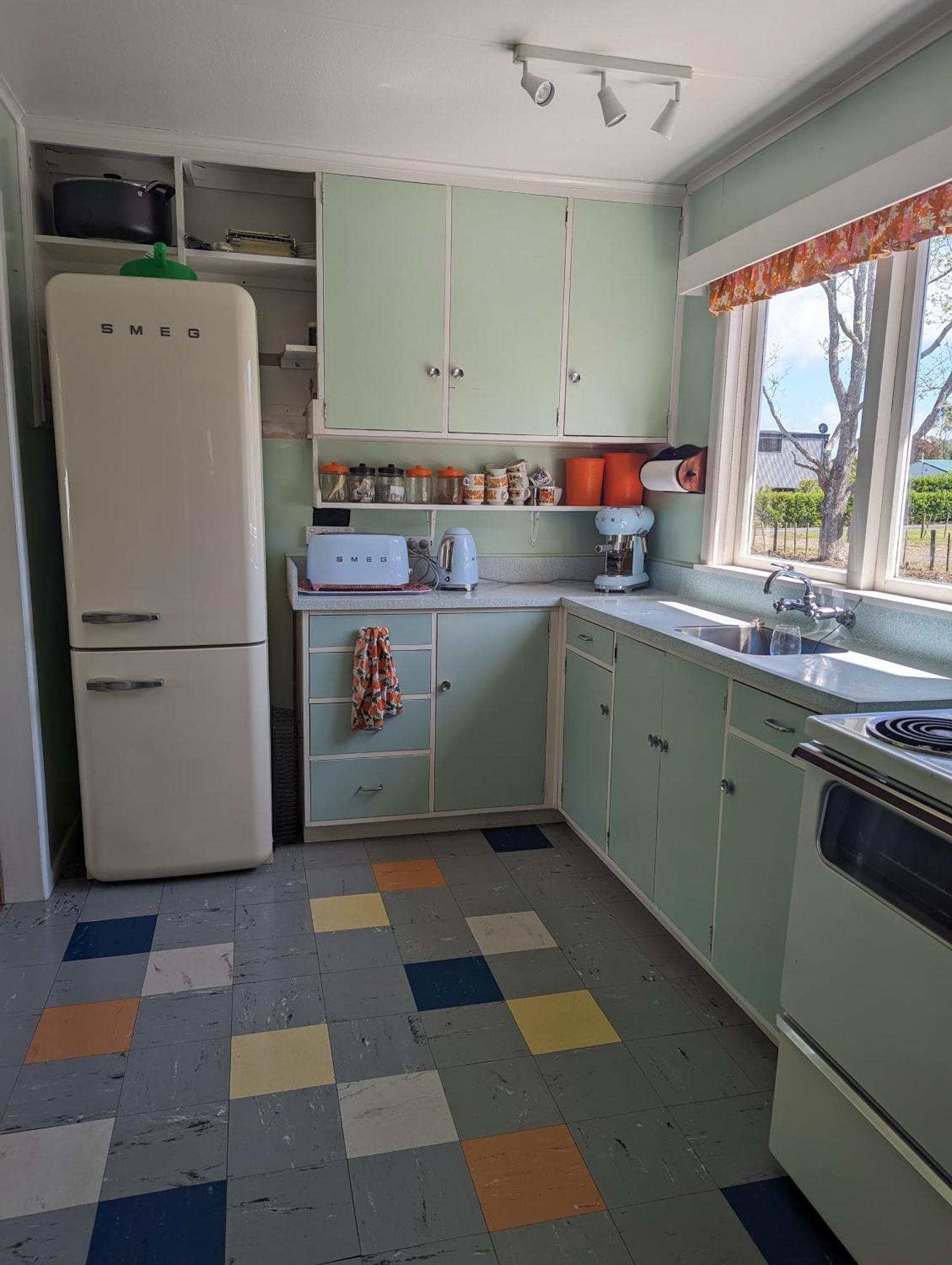 Retro 4 Bedroom Bach Kuaotunu