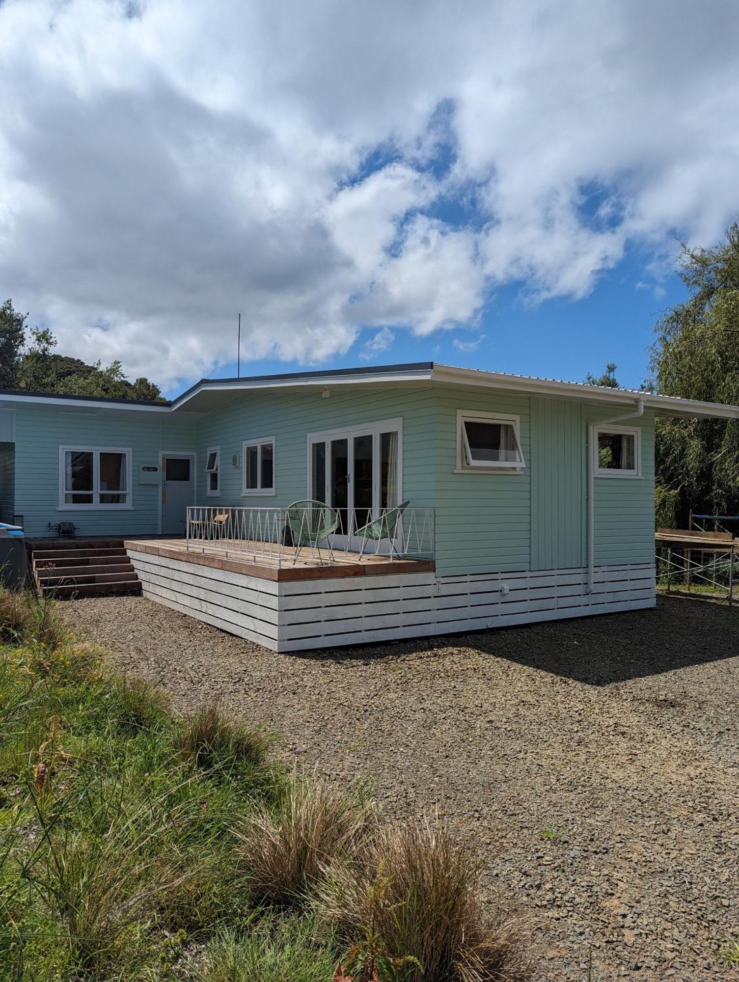 Retro 4 Bedroom Bach Kuaotunu